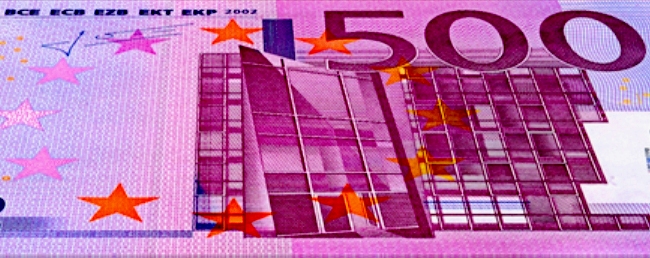 Evro je pao nakon sto je Evropska centralna banka zadrzala kamatnu stopu u decembru na 0,00 odsto